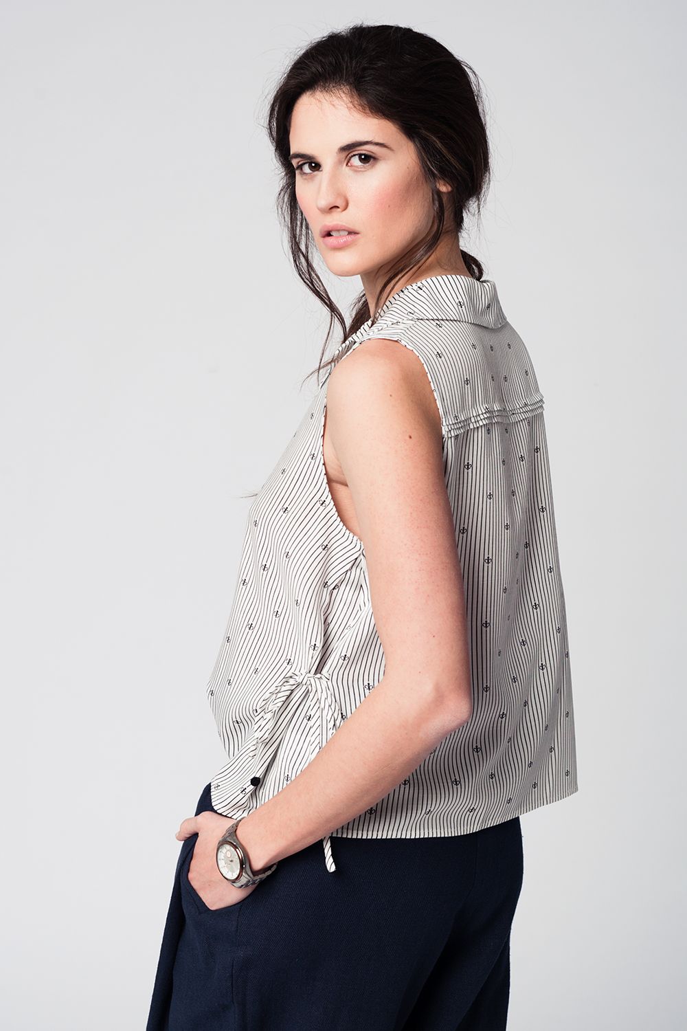 Blusa preta e design de marinheiro