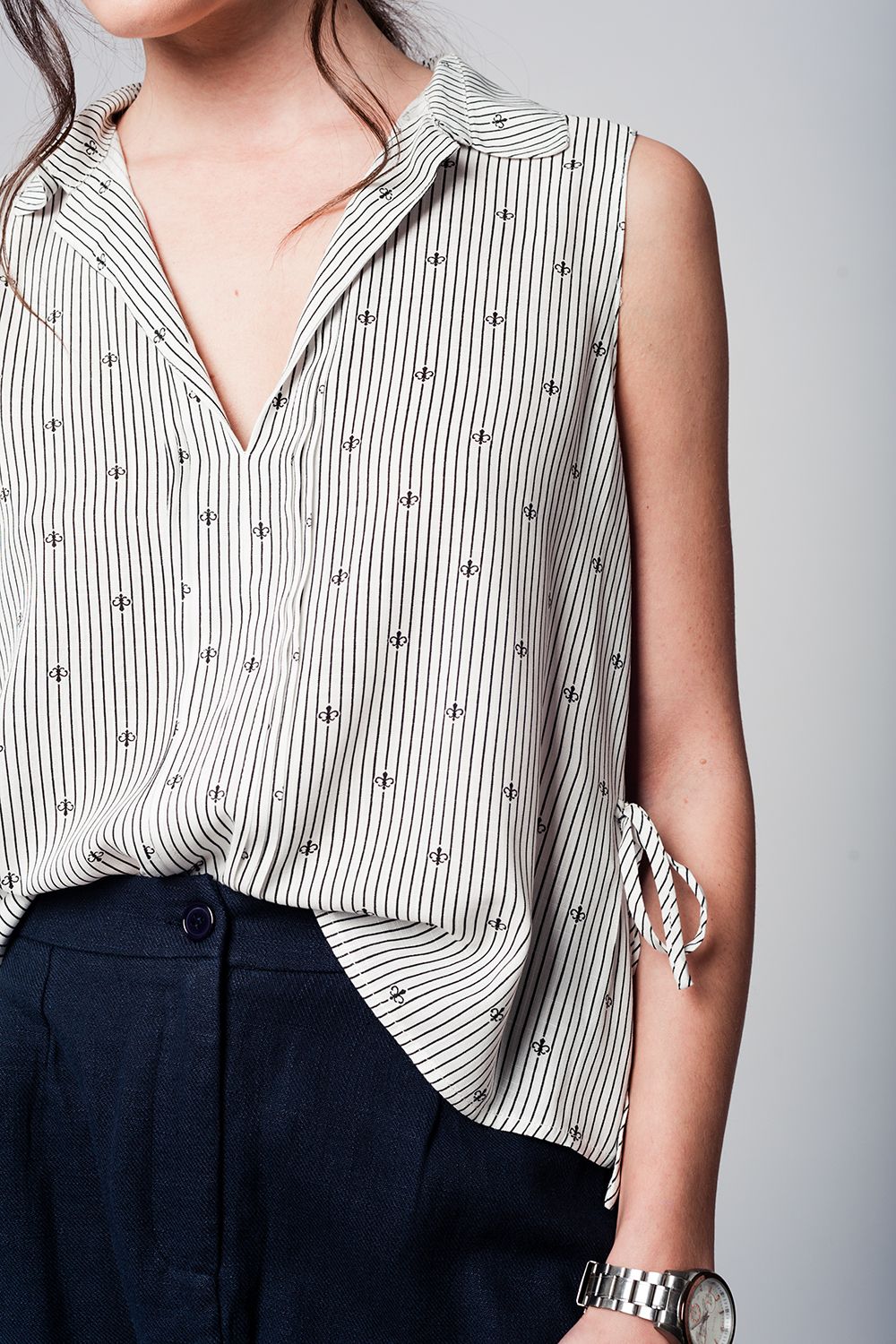 Blusa preta e design de marinheiro