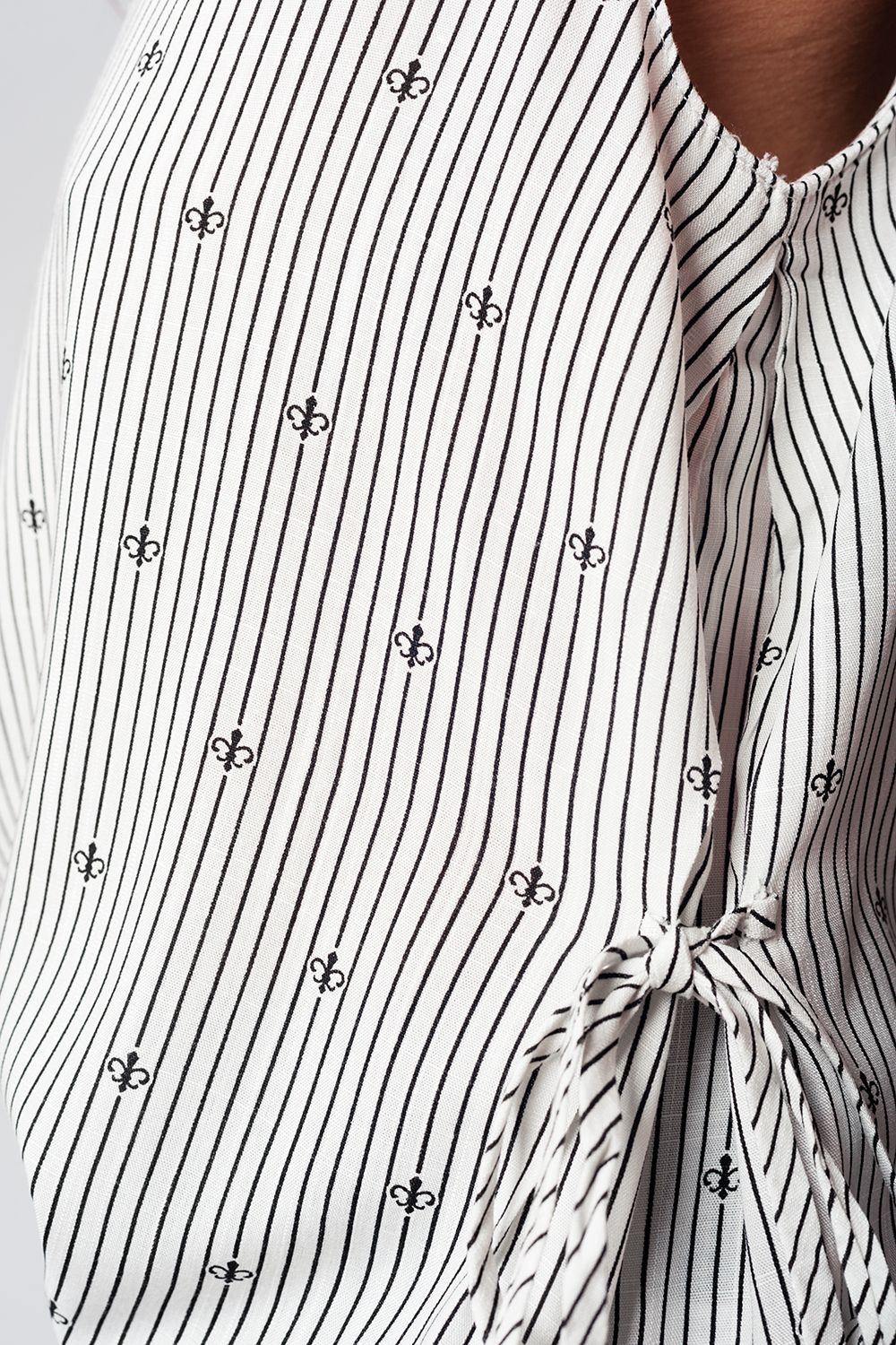 Blusa preta e design de marinheiro