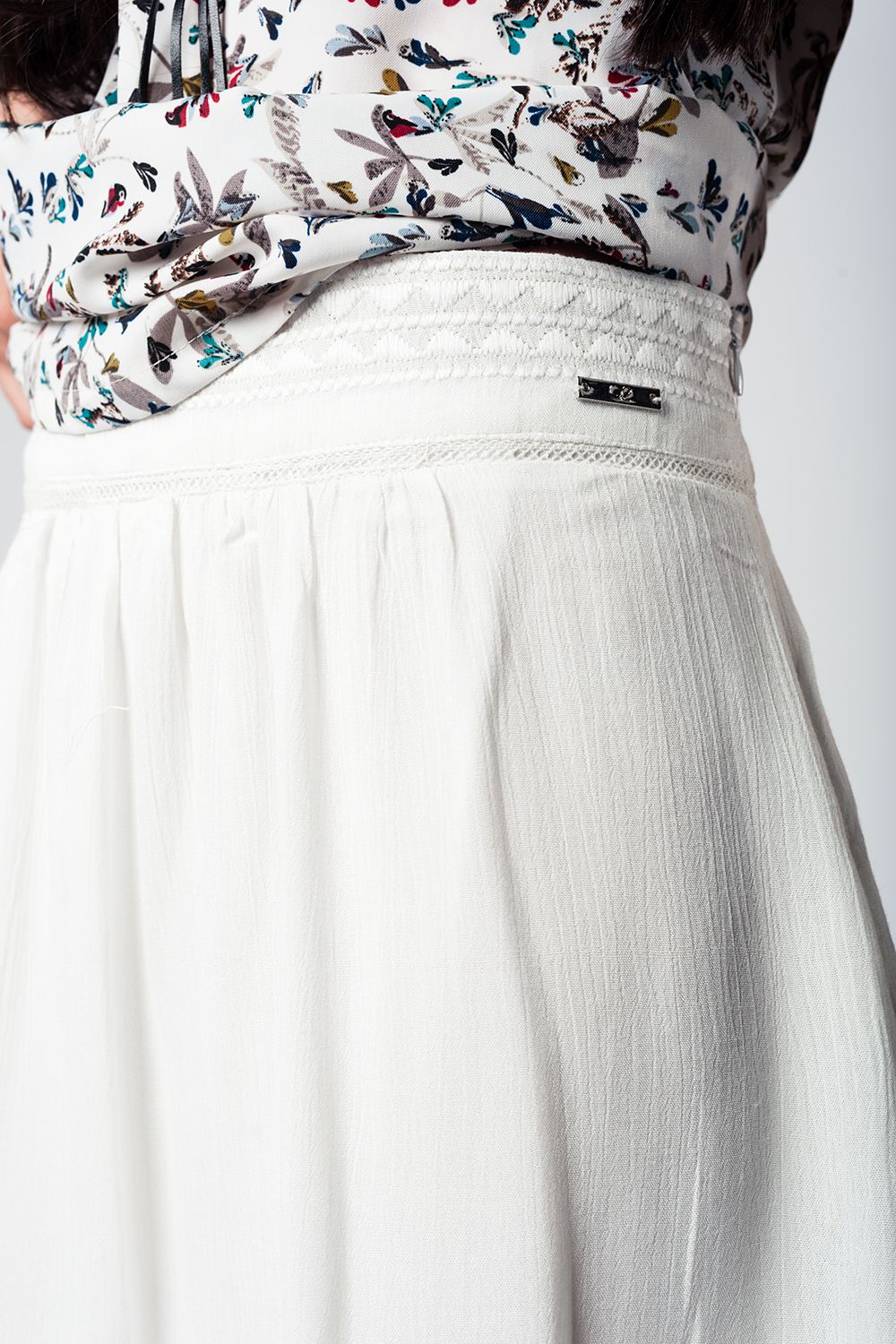 Saia curta branca com Aztec bordado