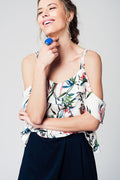 Top com ombros descobertos e estampado folhas azul