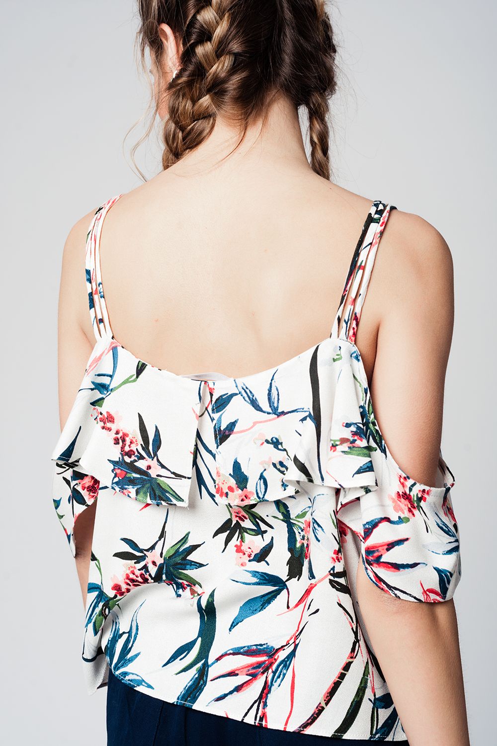 Top com ombros descobertos e estampado folhas azul
