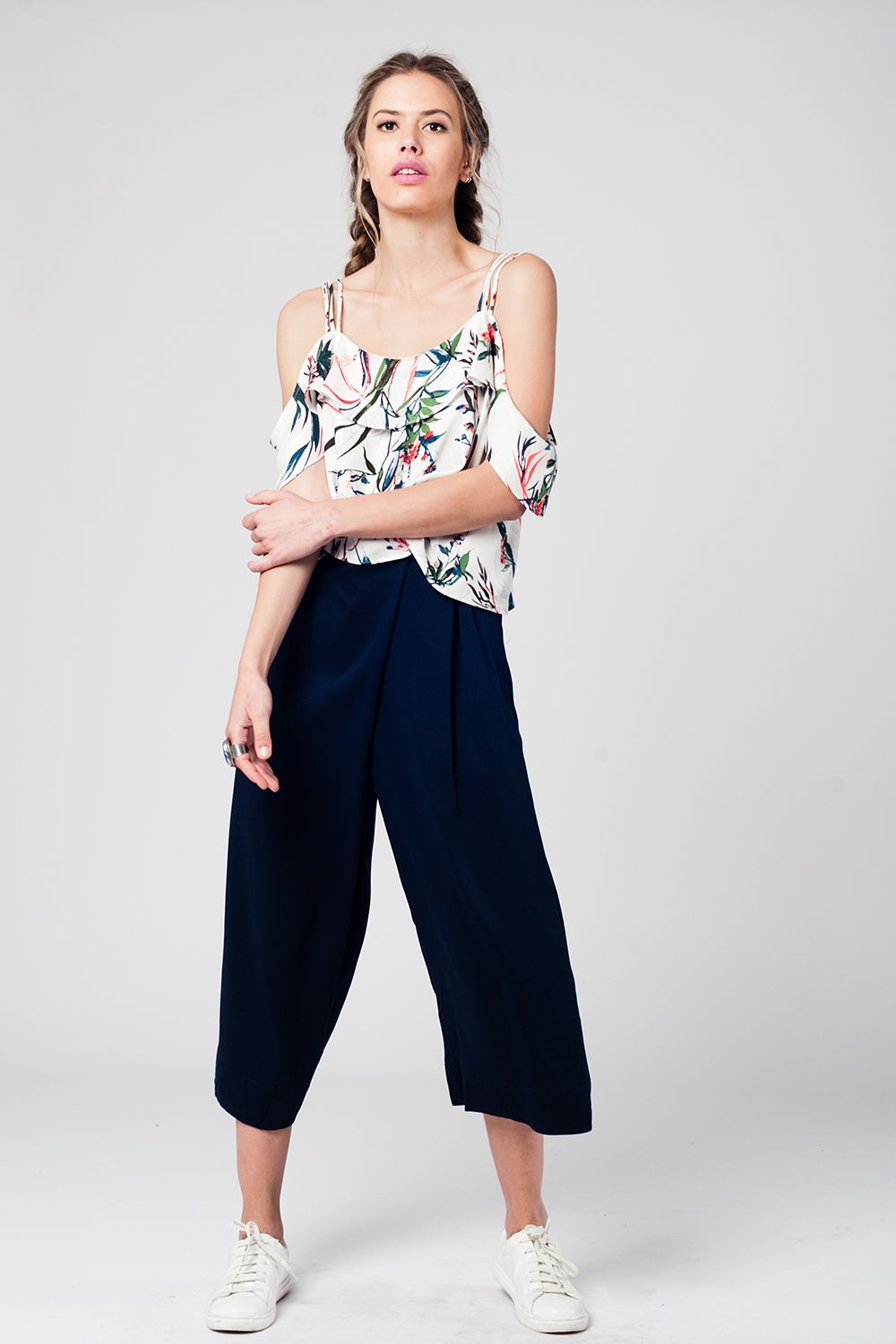 Top com ombros descobertos e estampado folhas azul