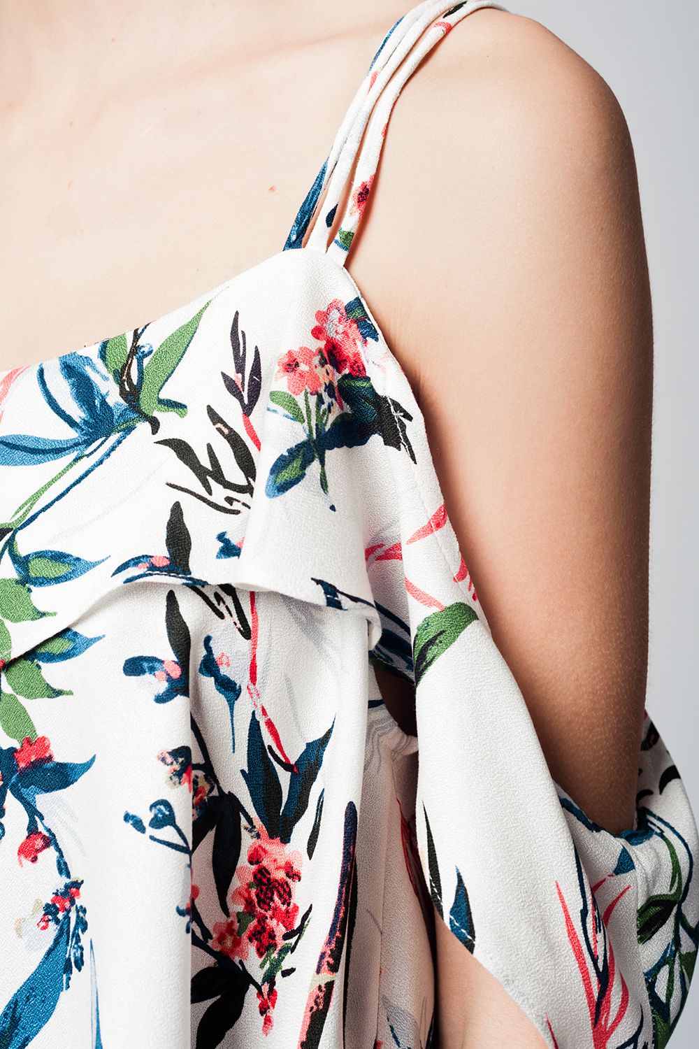 Top com ombros descobertos e estampado folhas azul
