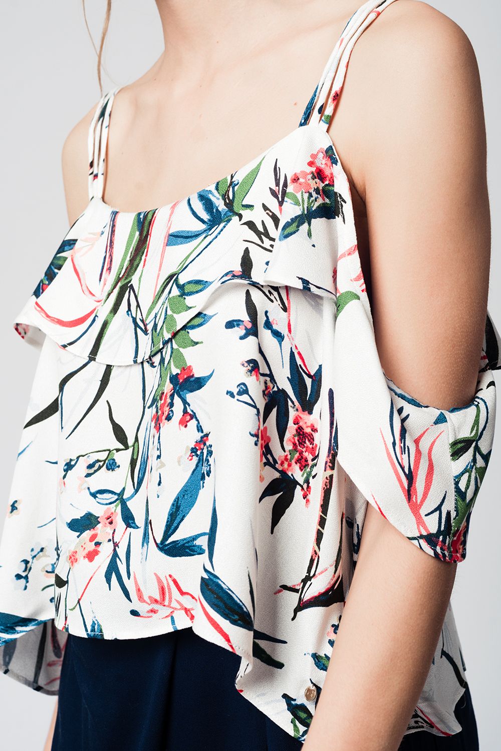 Top com ombros descobertos e estampado folhas azul