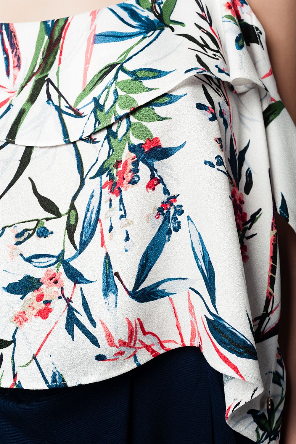 Top com ombros descobertos e estampado folhas azul