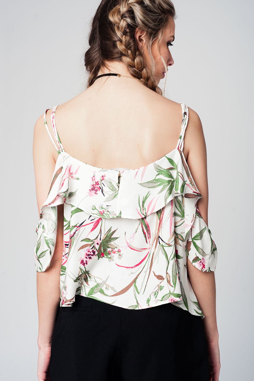 Top com ombros descobertos e estampado folhas verdes