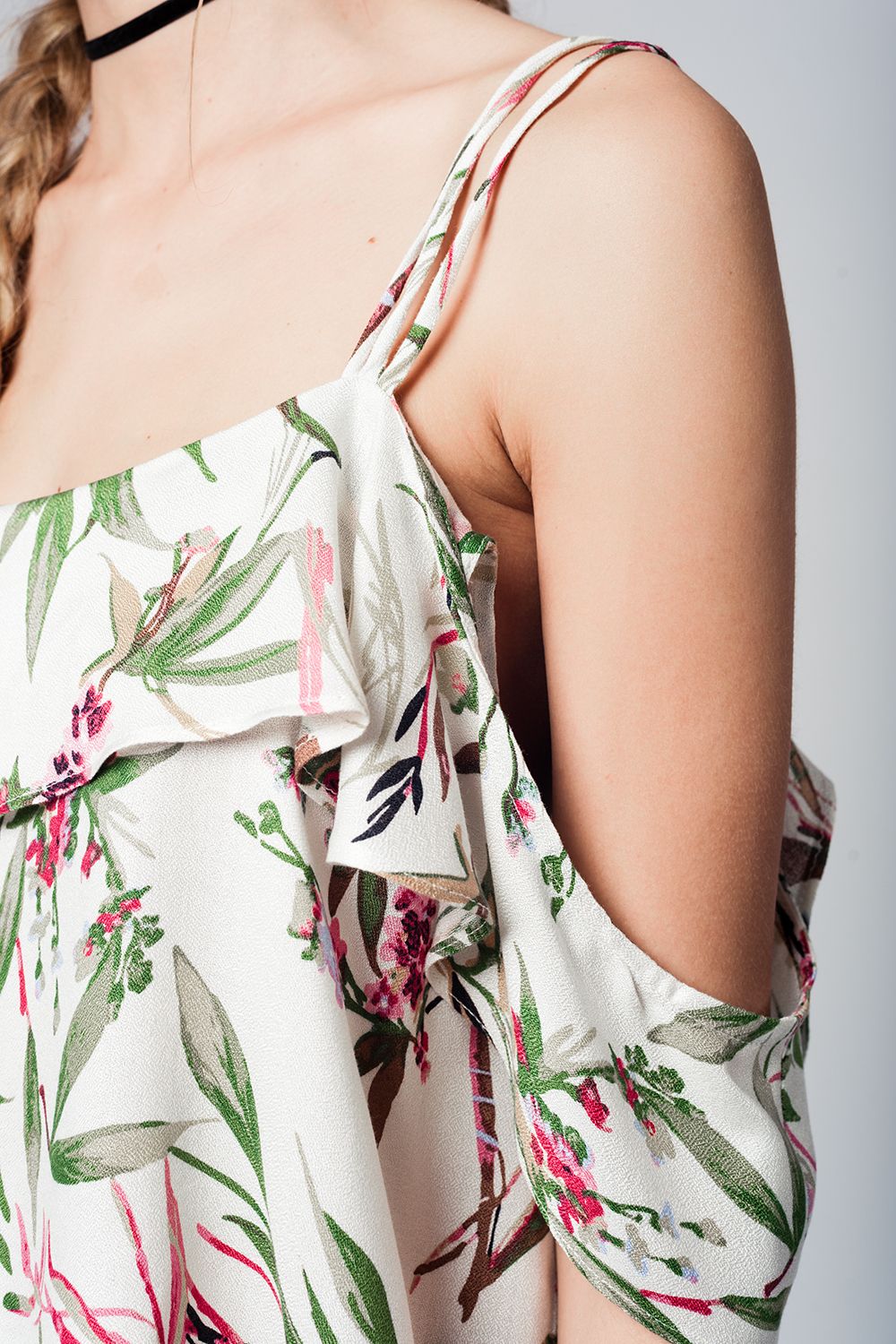 Top com ombros descobertos e estampado folhas verdes