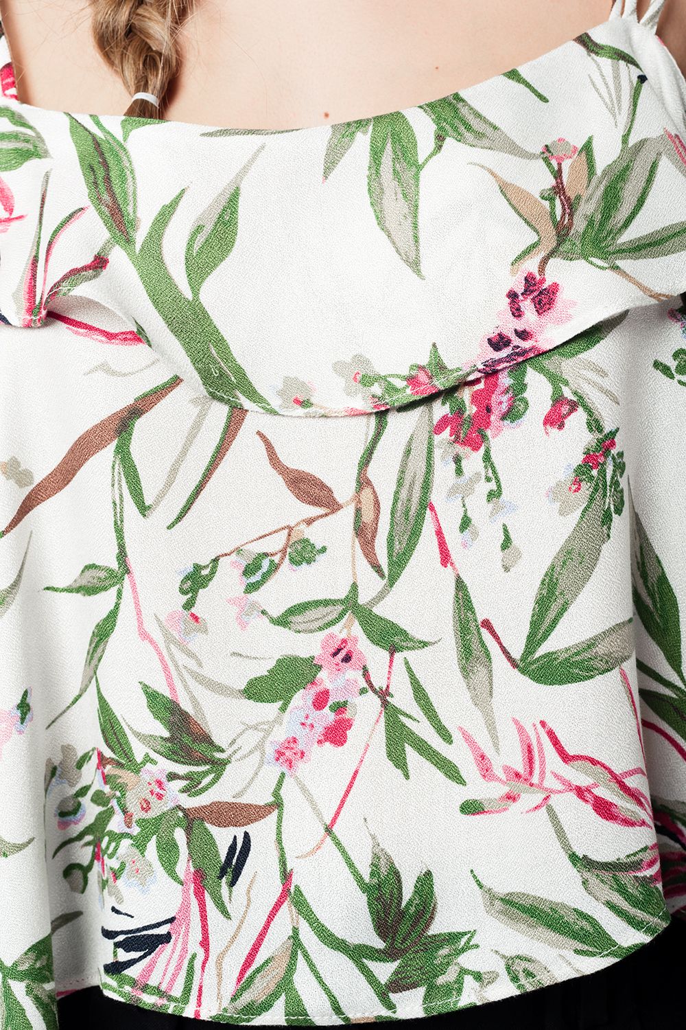 Top com ombros descobertos e estampado folhas verdes