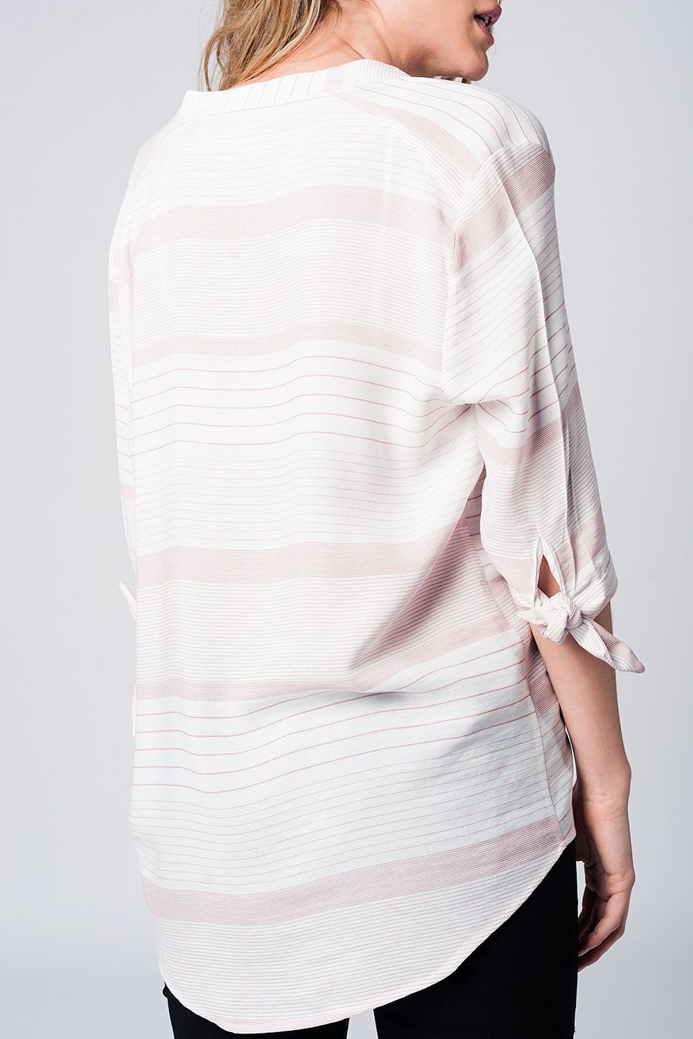 Camisa listrada rosa com laço nos punhos