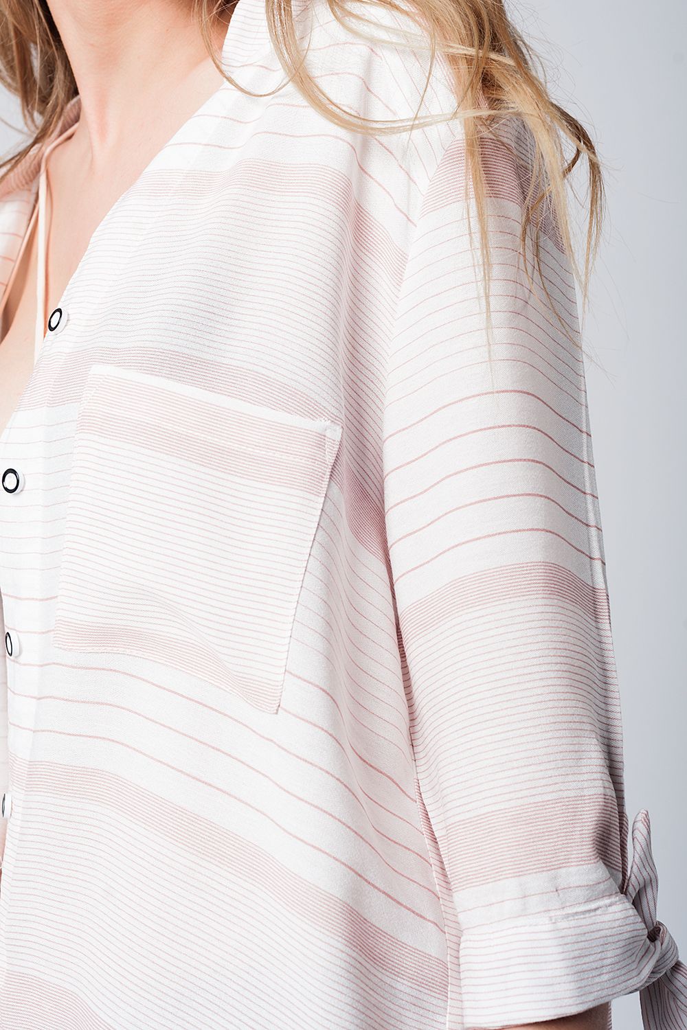 Camisa listrada rosa com laço nos punhos