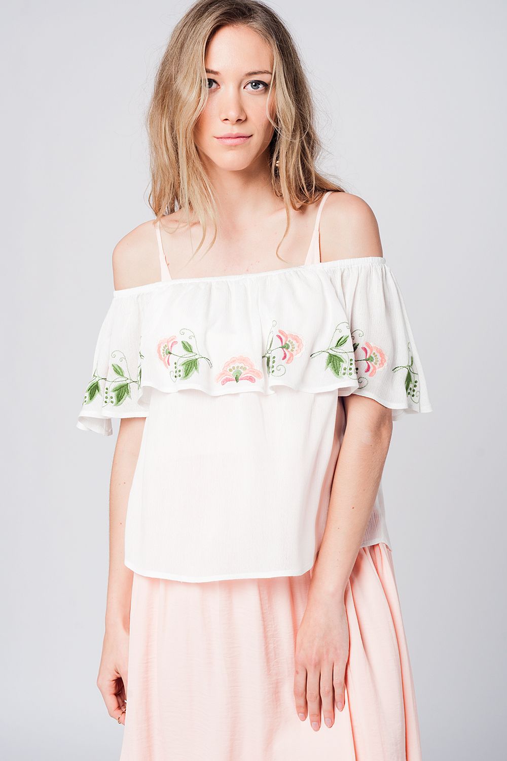 Blusa branca com ombros descobertos