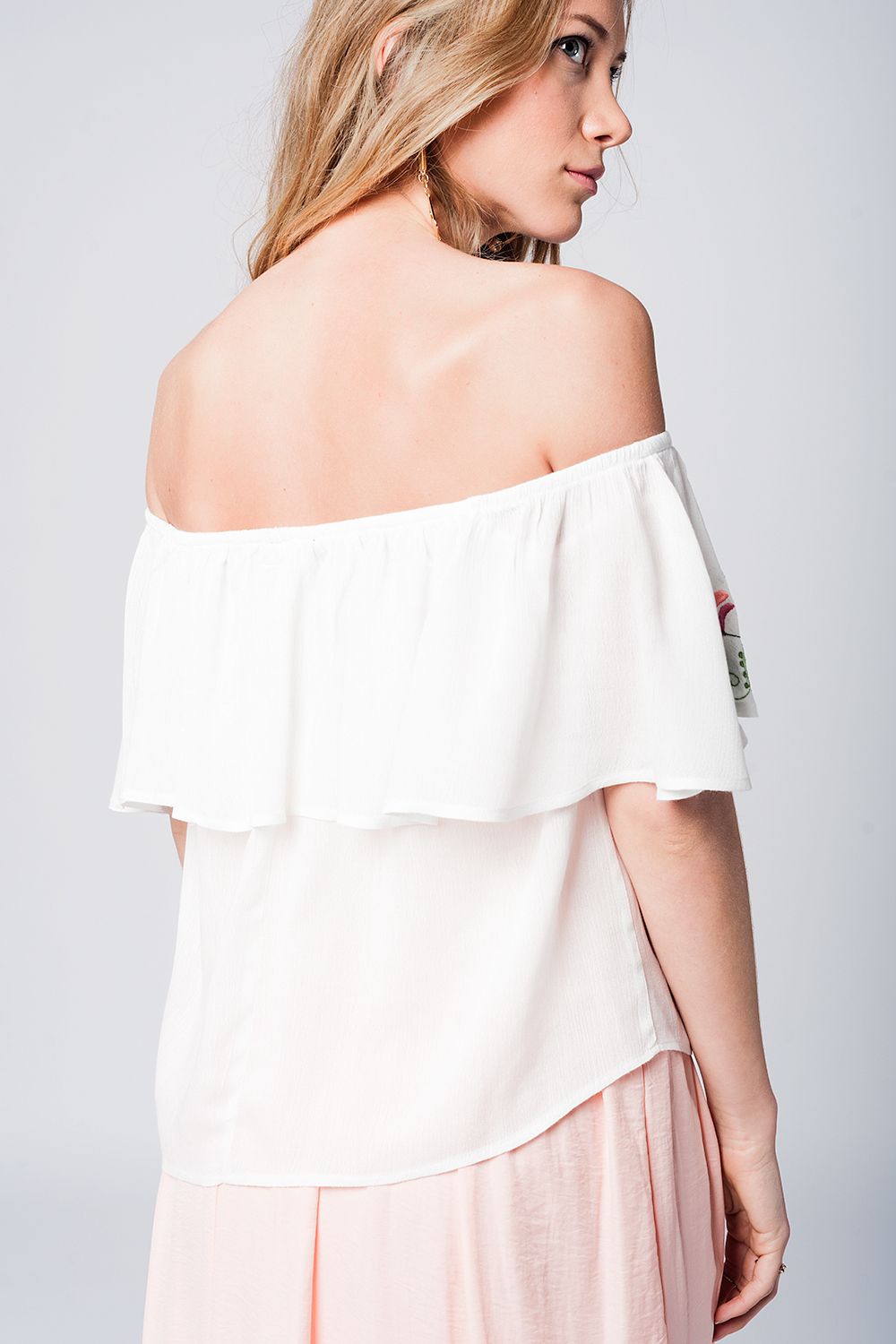 Blusa branca com ombros descobertos