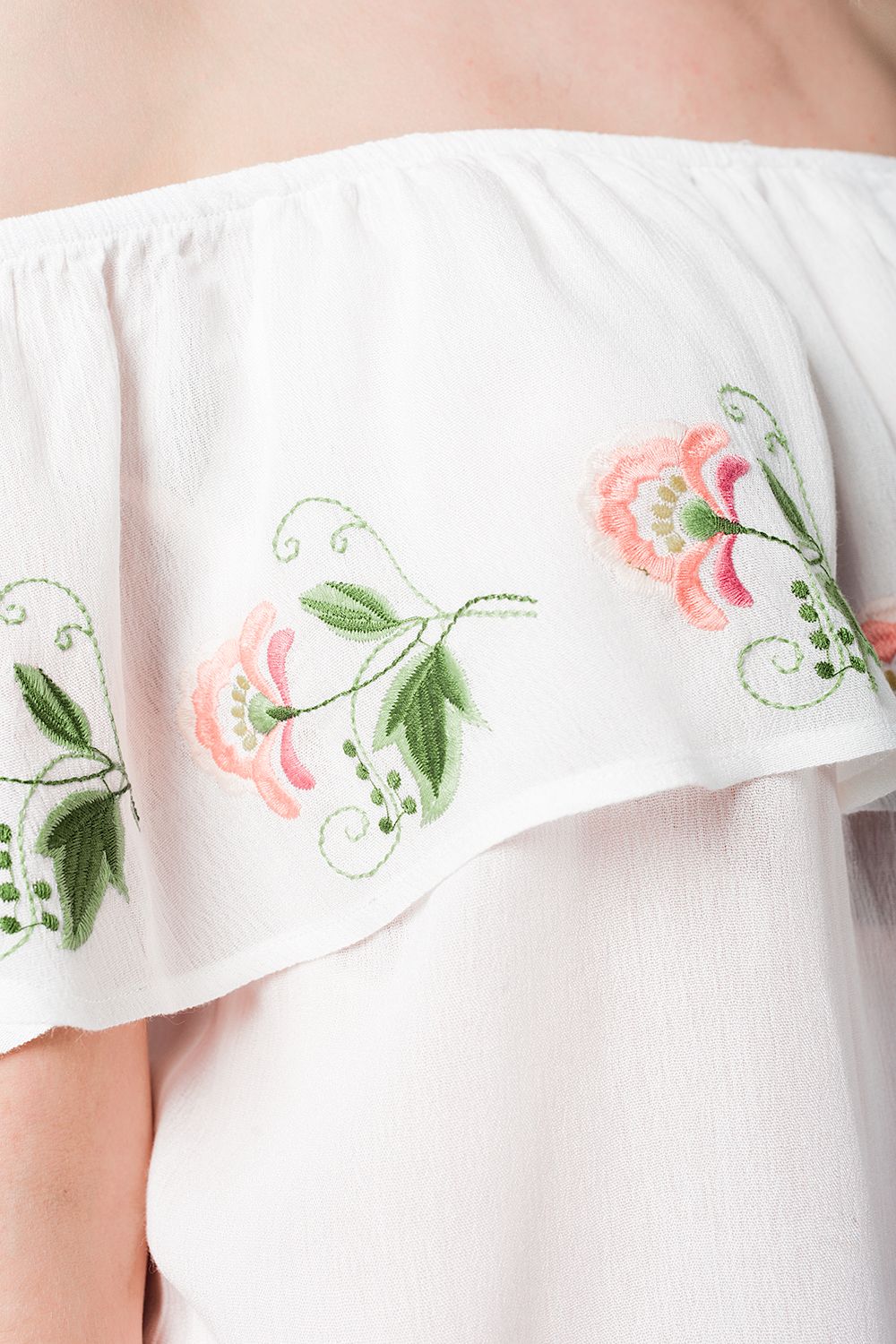 Blusa branca com ombros descobertos