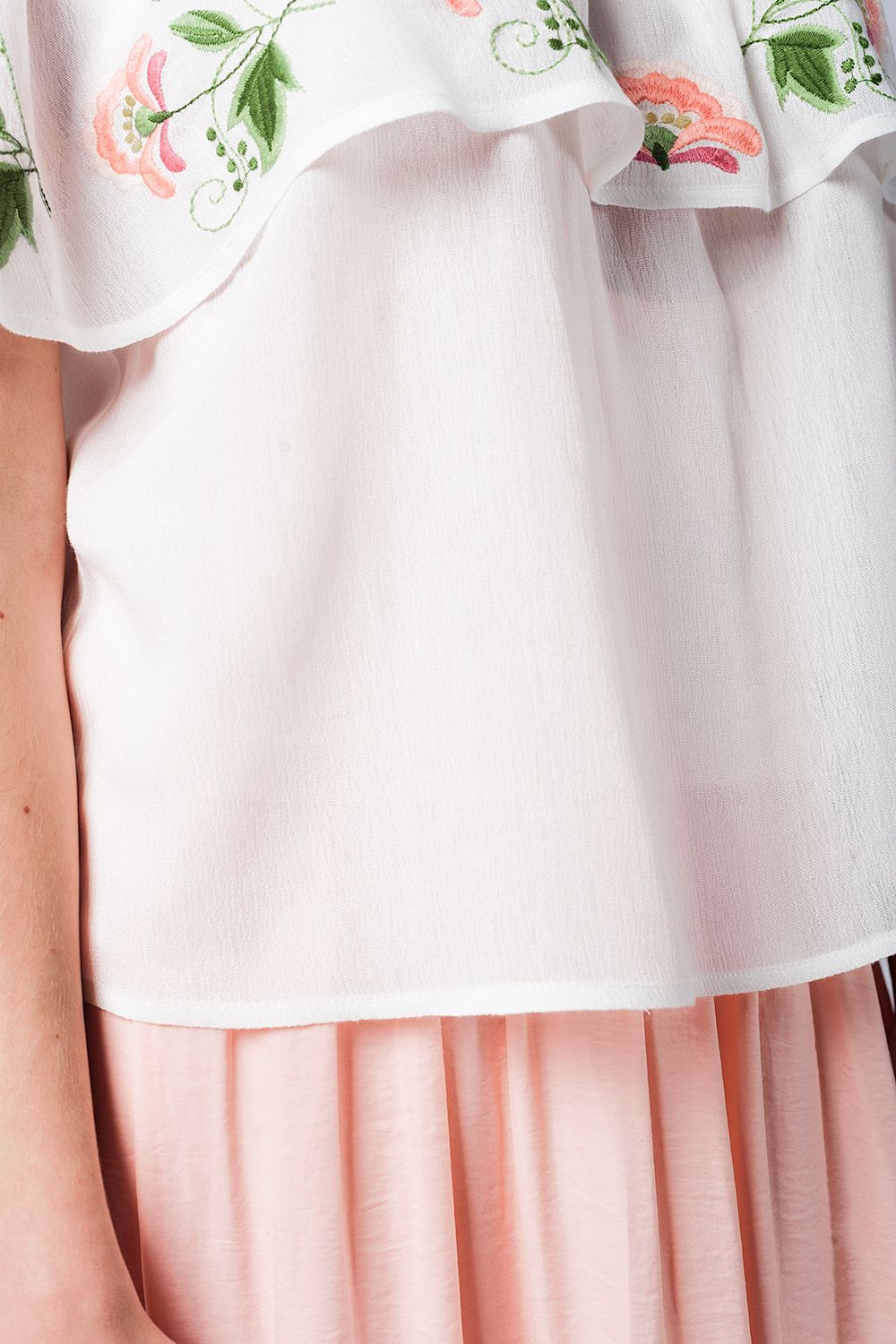 Blusa branca com ombros descobertos