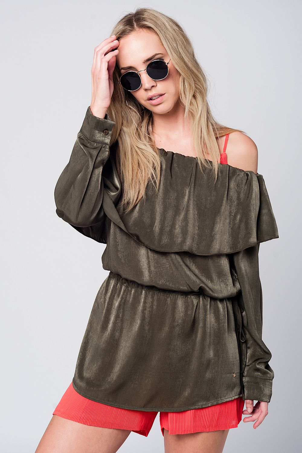 Blusa macio kaki com plissado e correia
