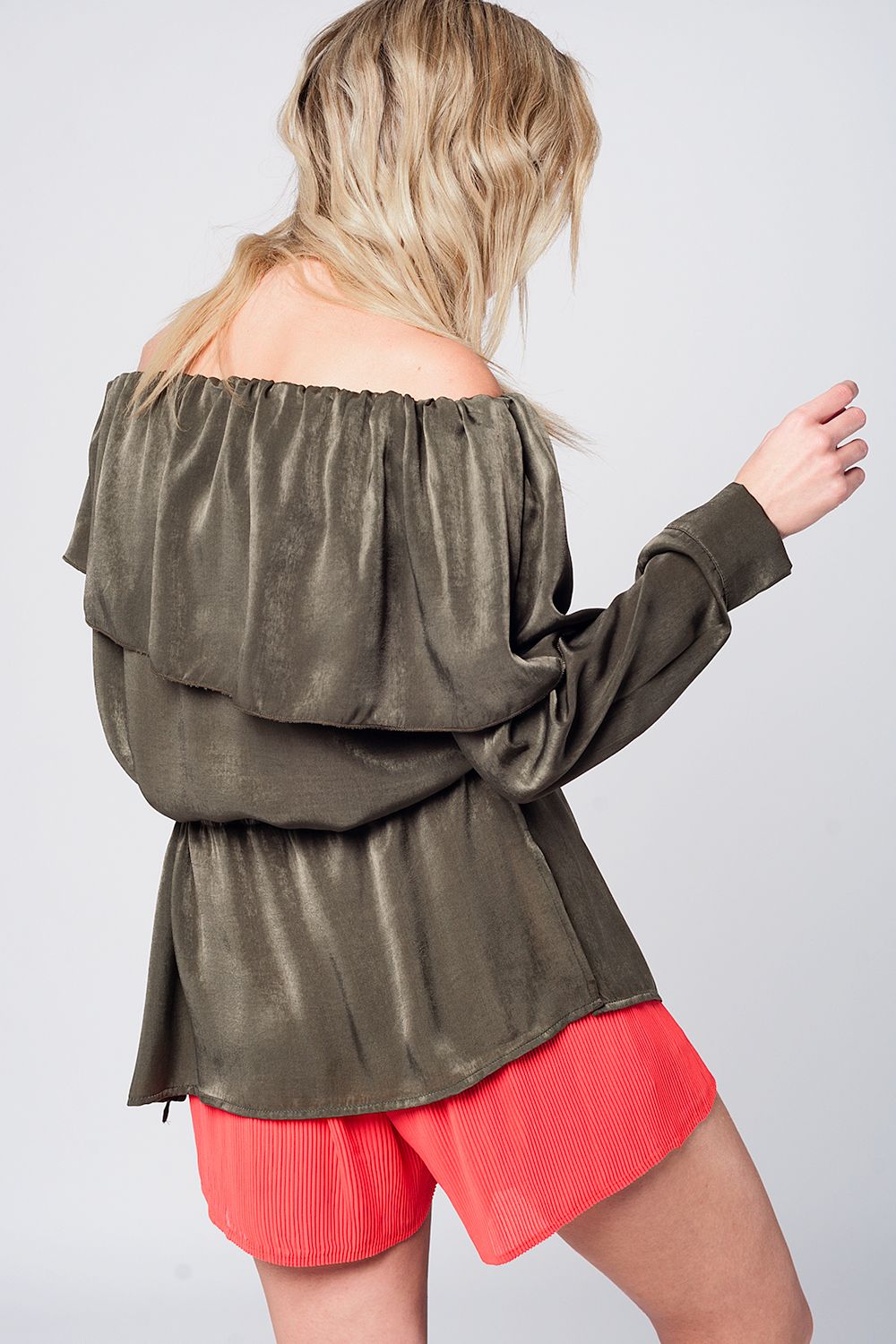 Blusa macio kaki com plissado e correia