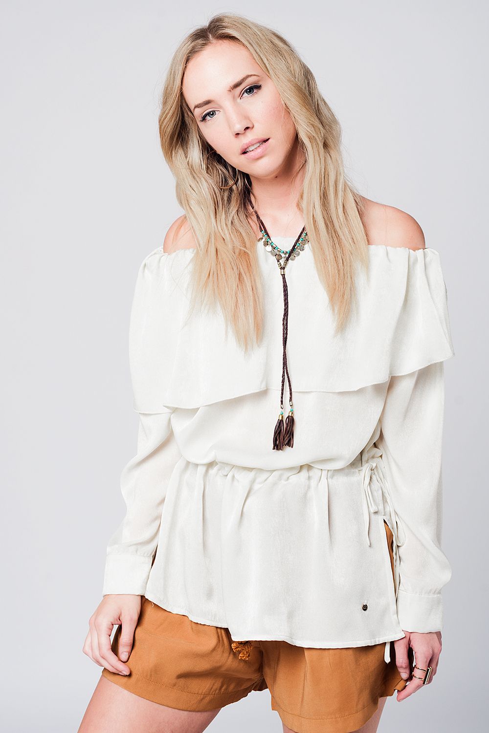 Blusa macio bege com plissado e correia