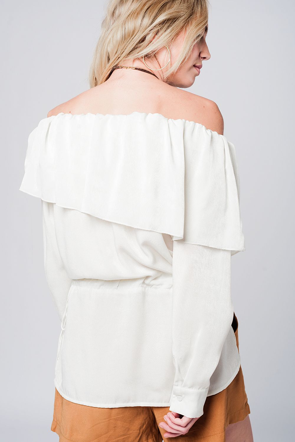 Blusa macio bege com plissado e correia