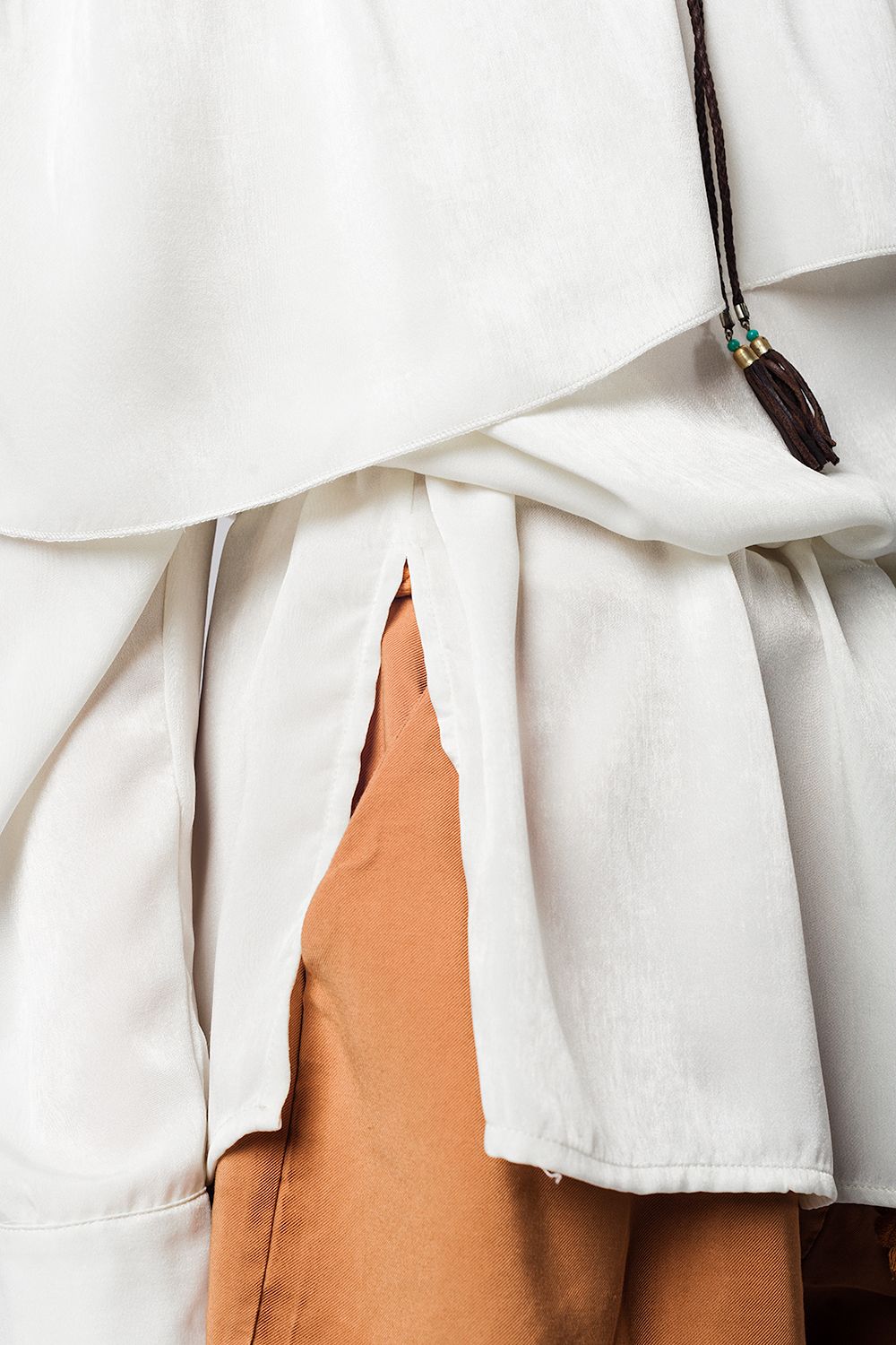 Blusa macio bege com plissado e correia