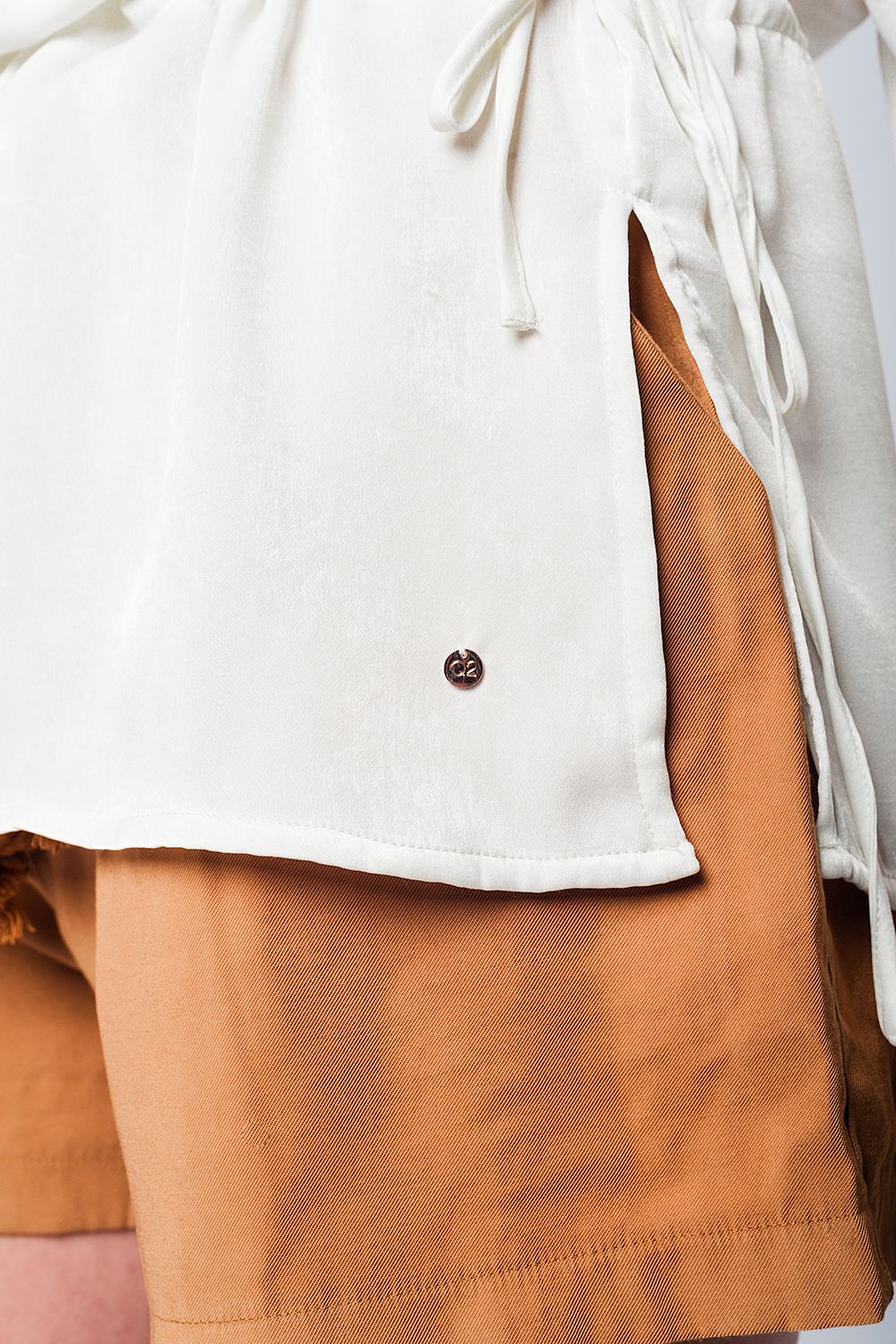 Blusa macio bege com plissado e correia