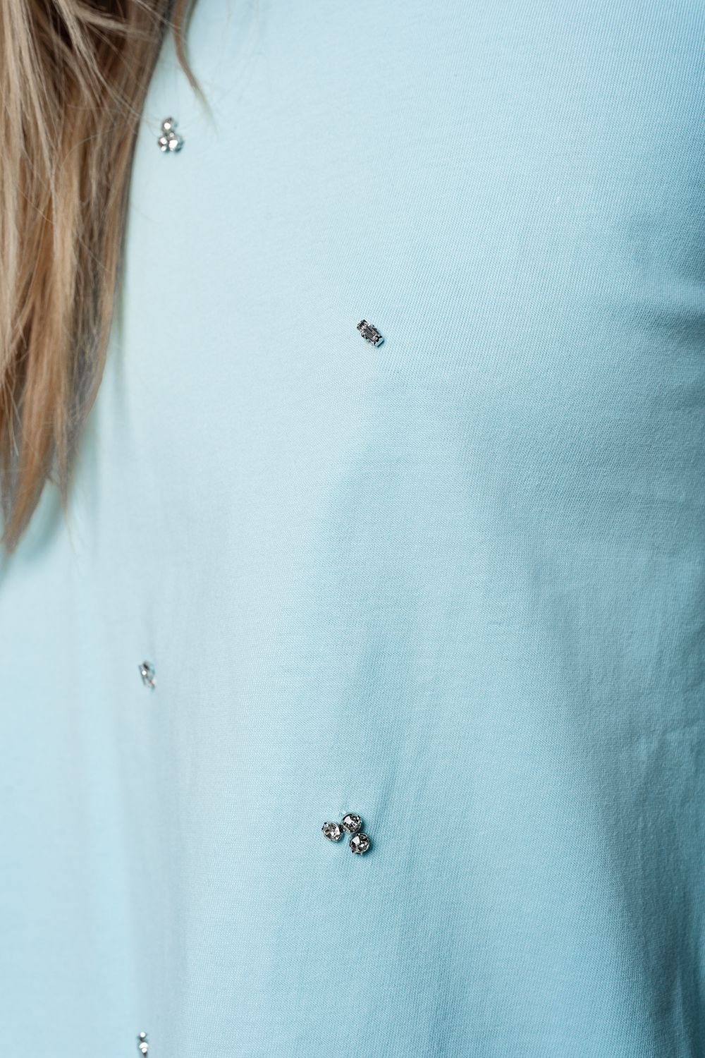 T-shirt azul com detalhes em strass