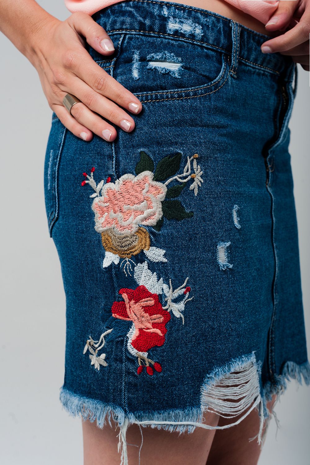 Mini saia denim com flores bordadas