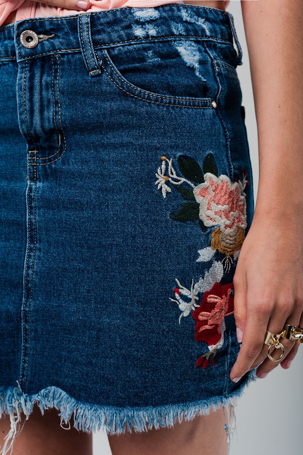 Mini saia denim com flores bordadas