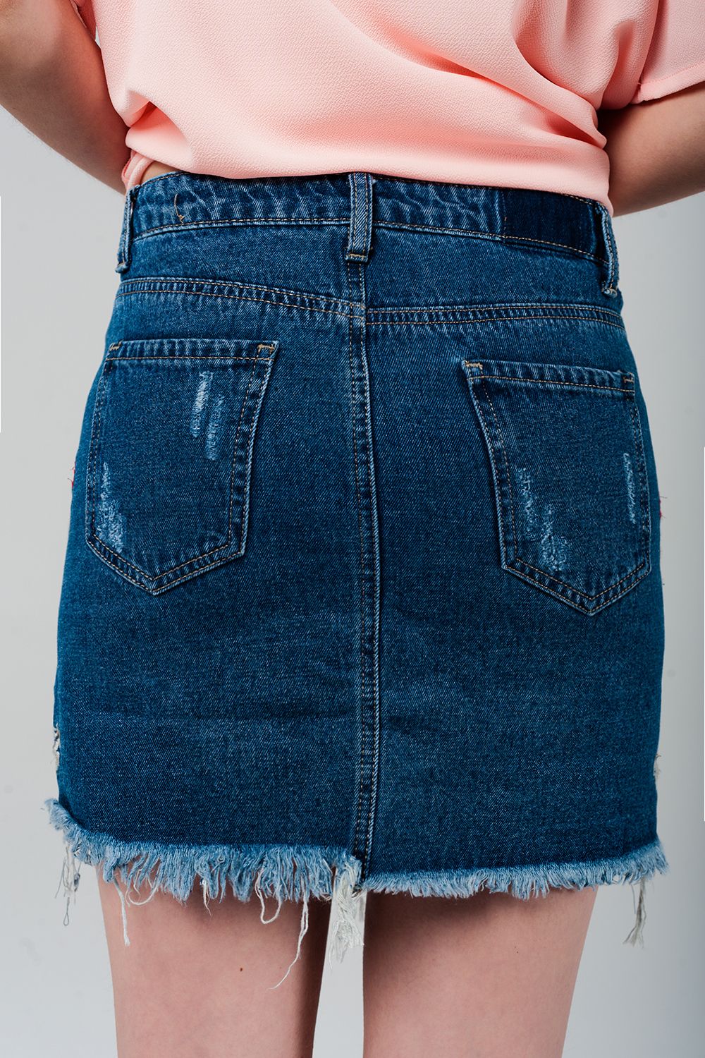 Mini saia denim com flores bordadas