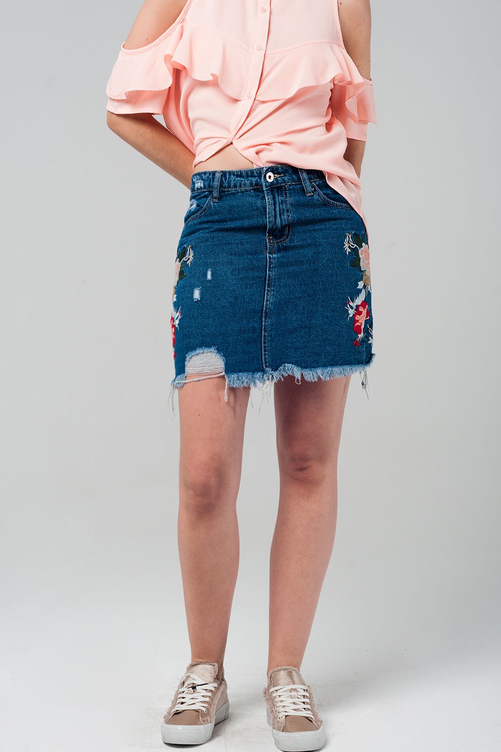 Mini saia denim com flores bordadas