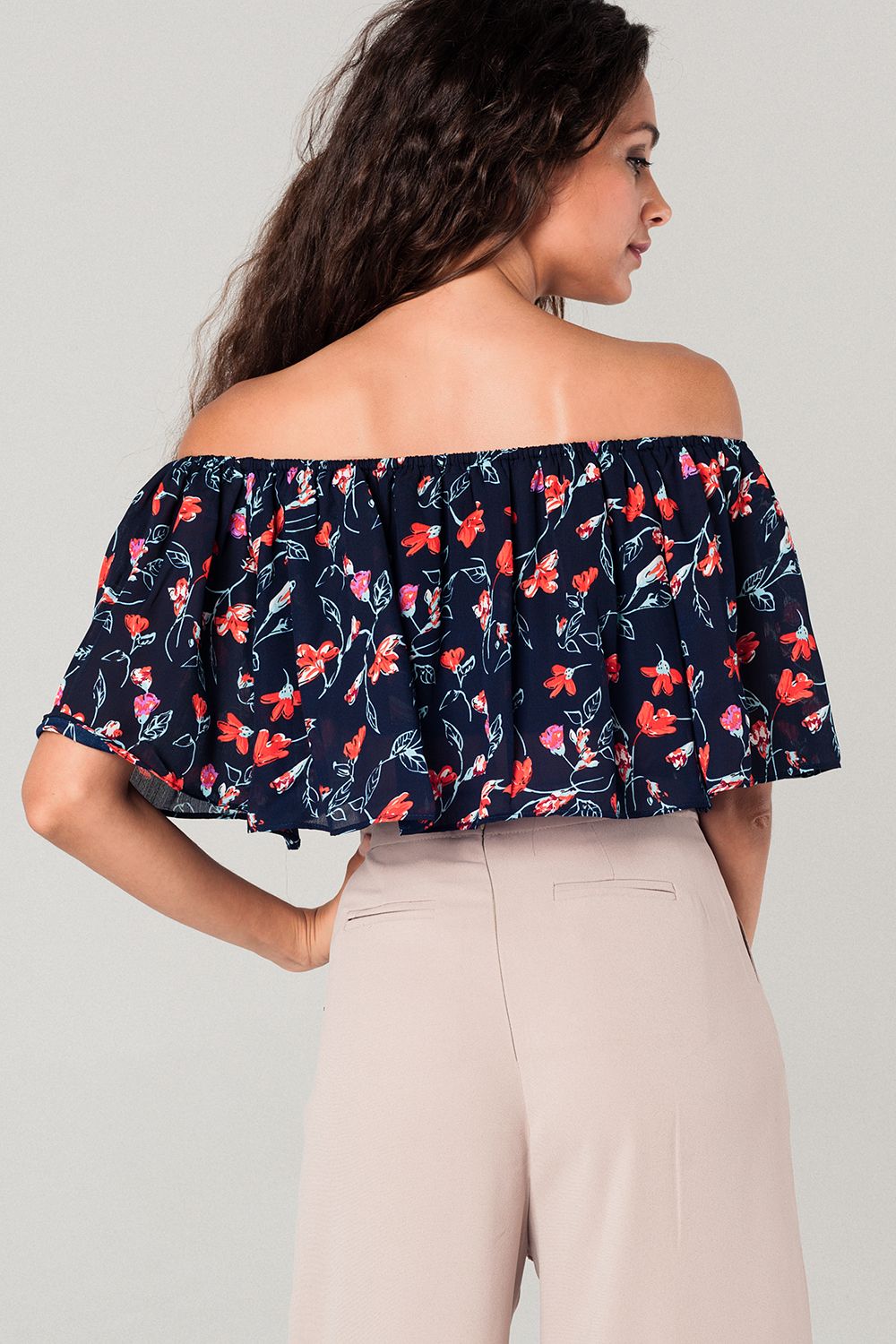 Top curto azul marinho com ombros descobertos