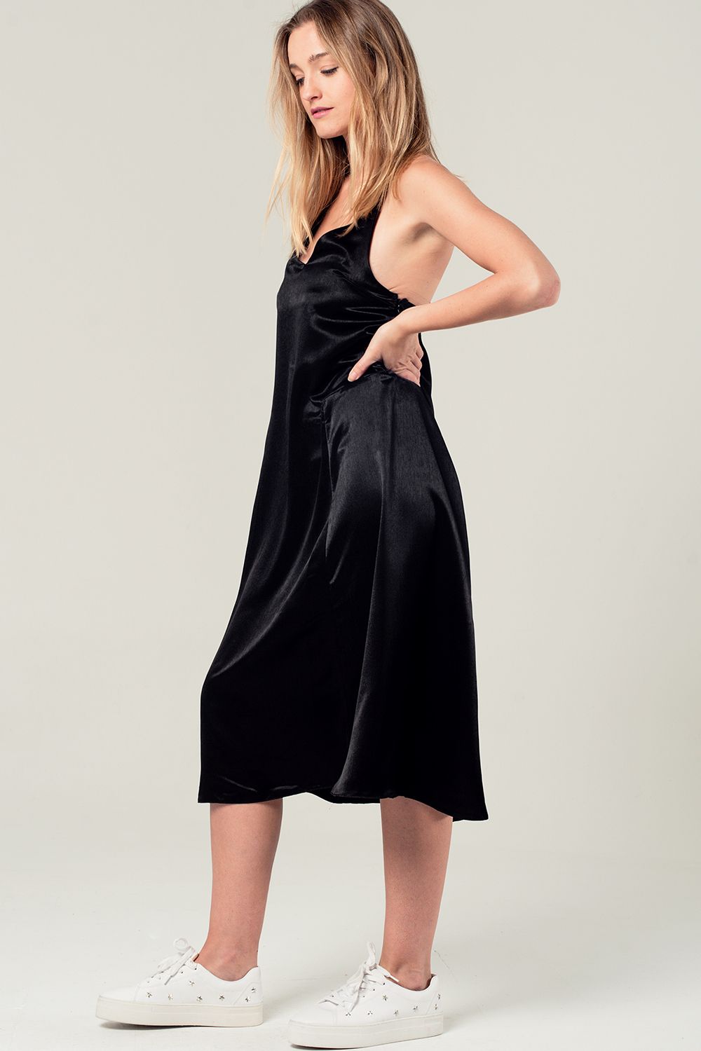 Vestido midi preto de cetim com detalhe nas costas