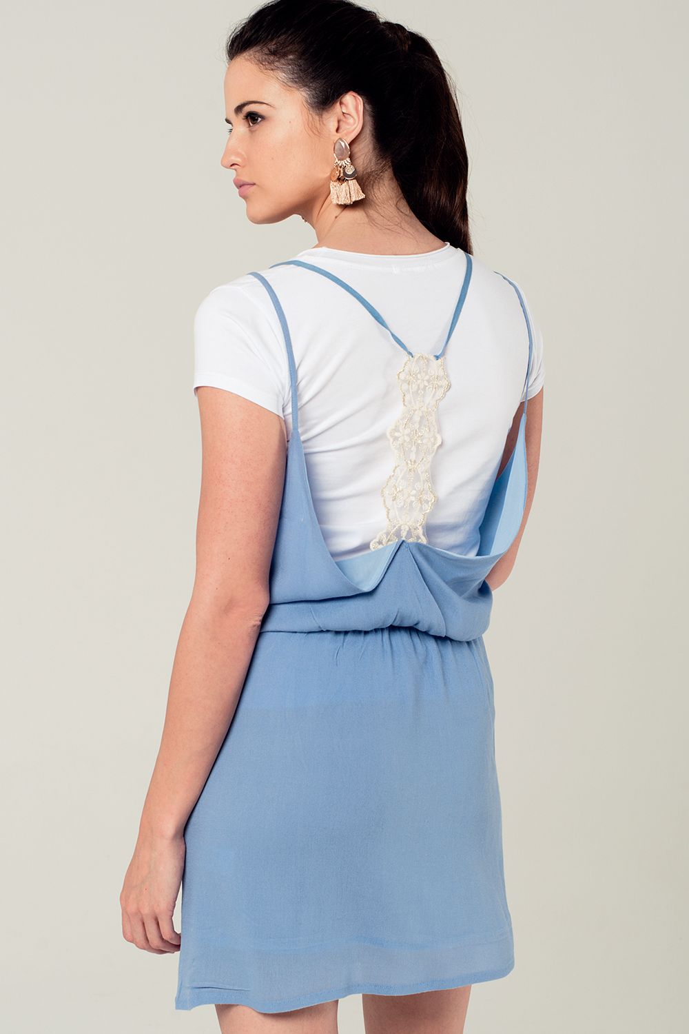 Mini vestido azul com detalhe chrosé de volta