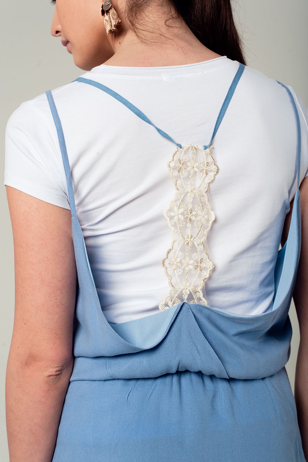 Mini vestido azul com detalhe chrosé de volta