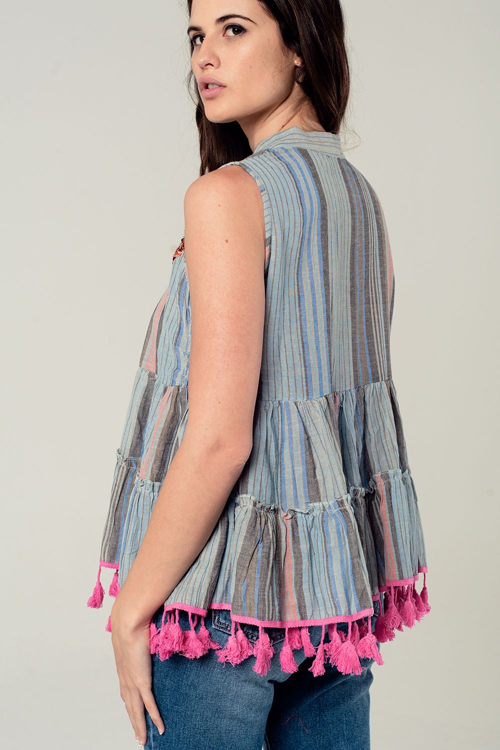 Blusa sem mangas e com borlas e bordados em cinza