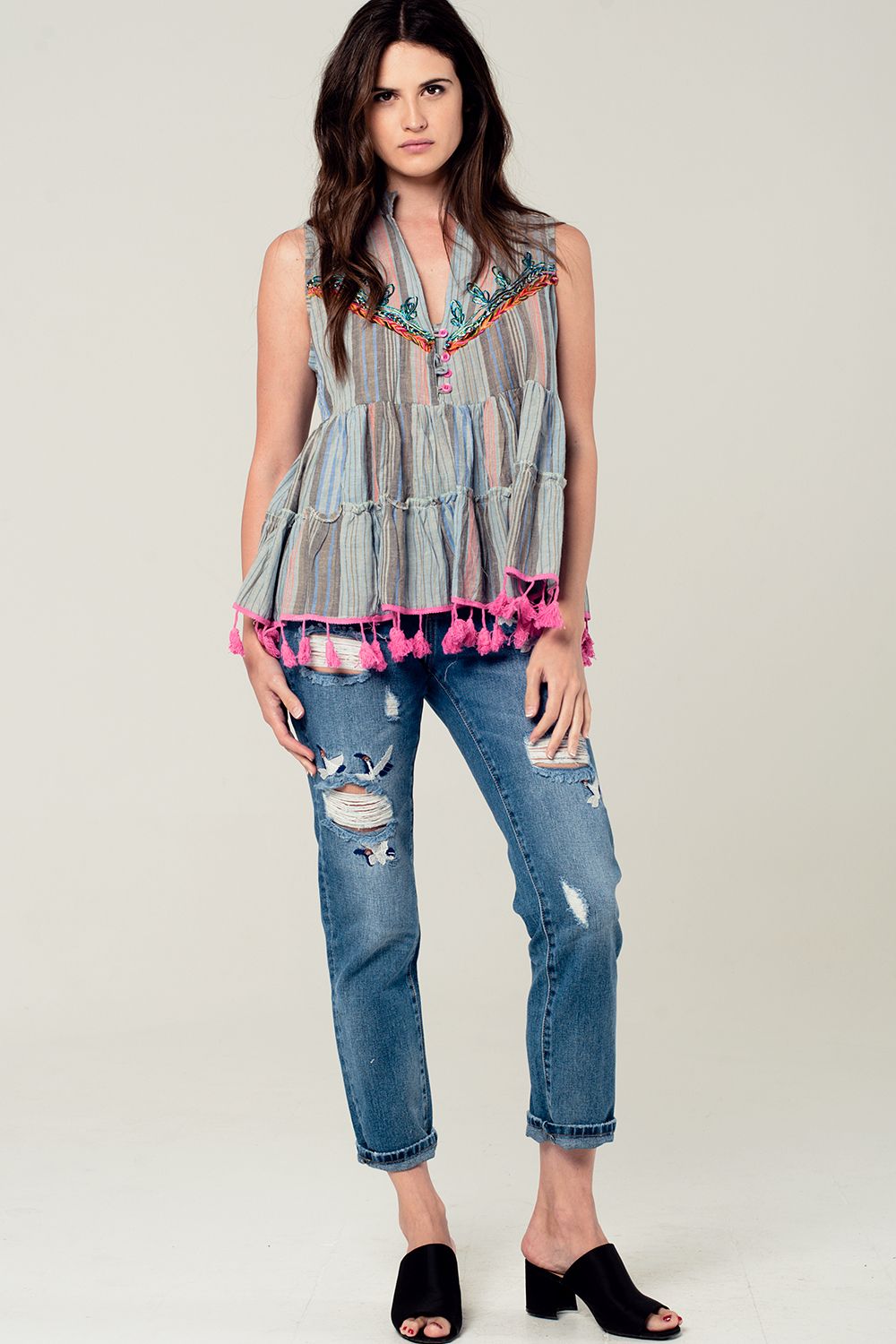 Blusa sem mangas e com borlas e bordados em cinza