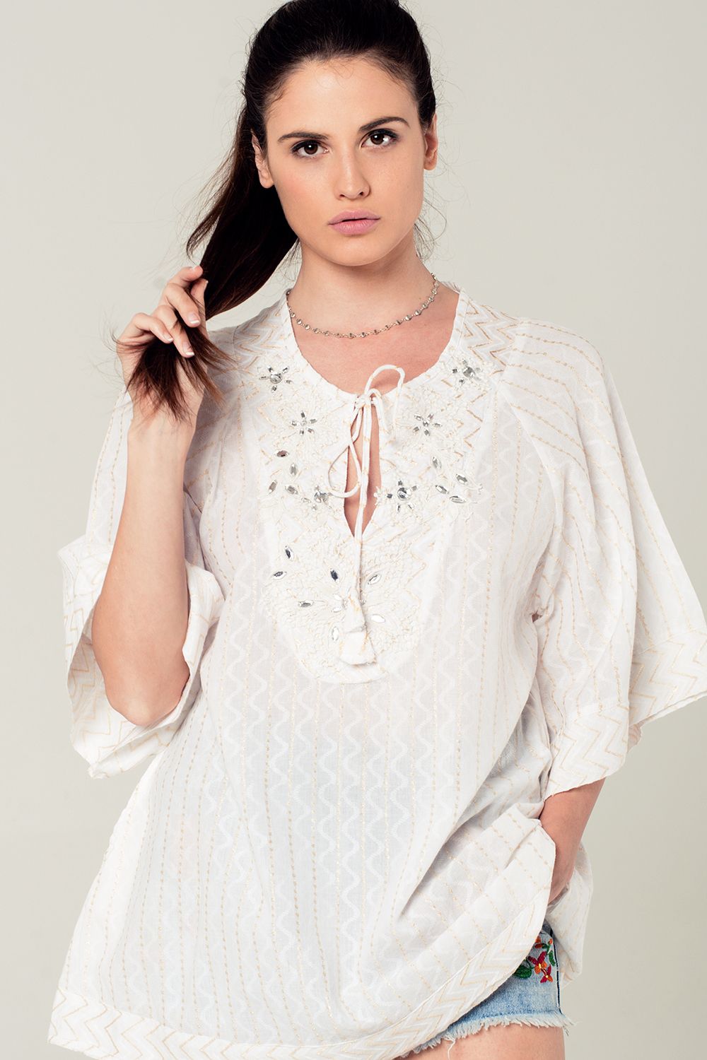 Mini vestido branco com detalhes bordados