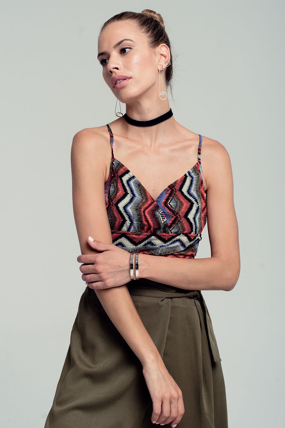 Top vermelho curto cruzado com impressão tribal