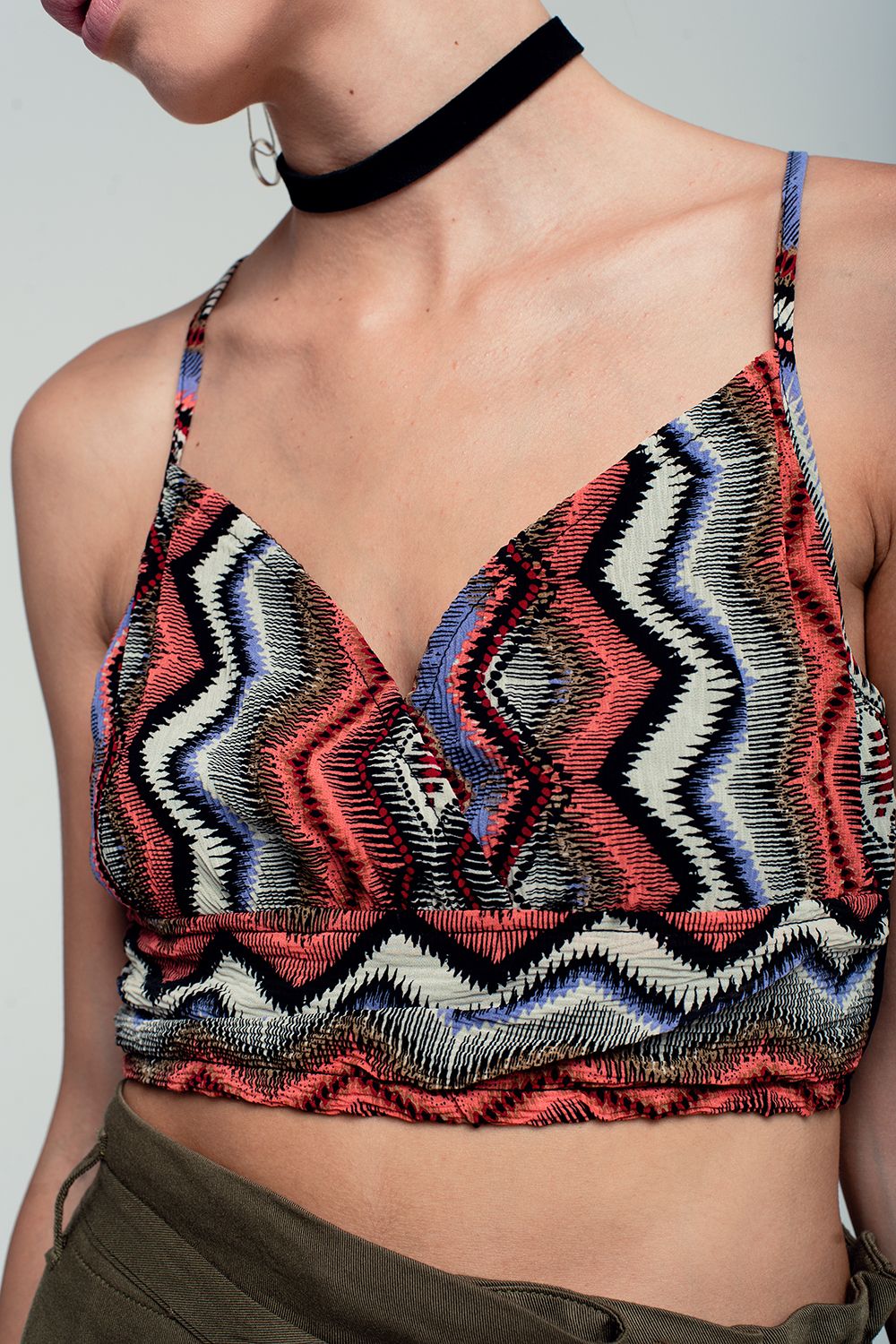 Top vermelho curto cruzado com impressão tribal