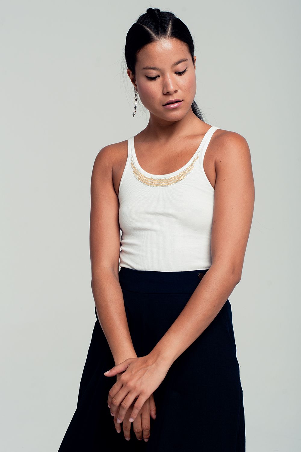 Camisola de alças branca canelada com detalhes de contas