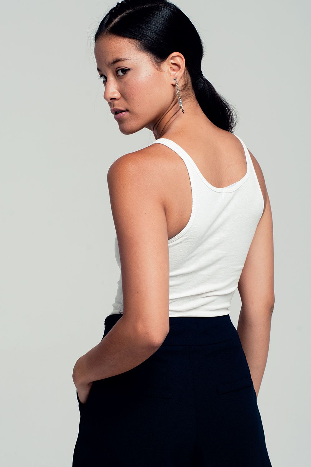 Camisola de alças branca canelada com detalhes de contas