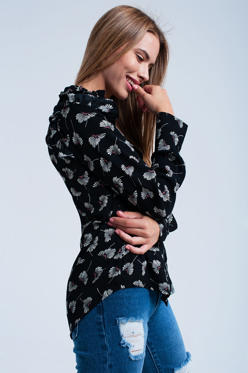 Camisa preta impressa floral