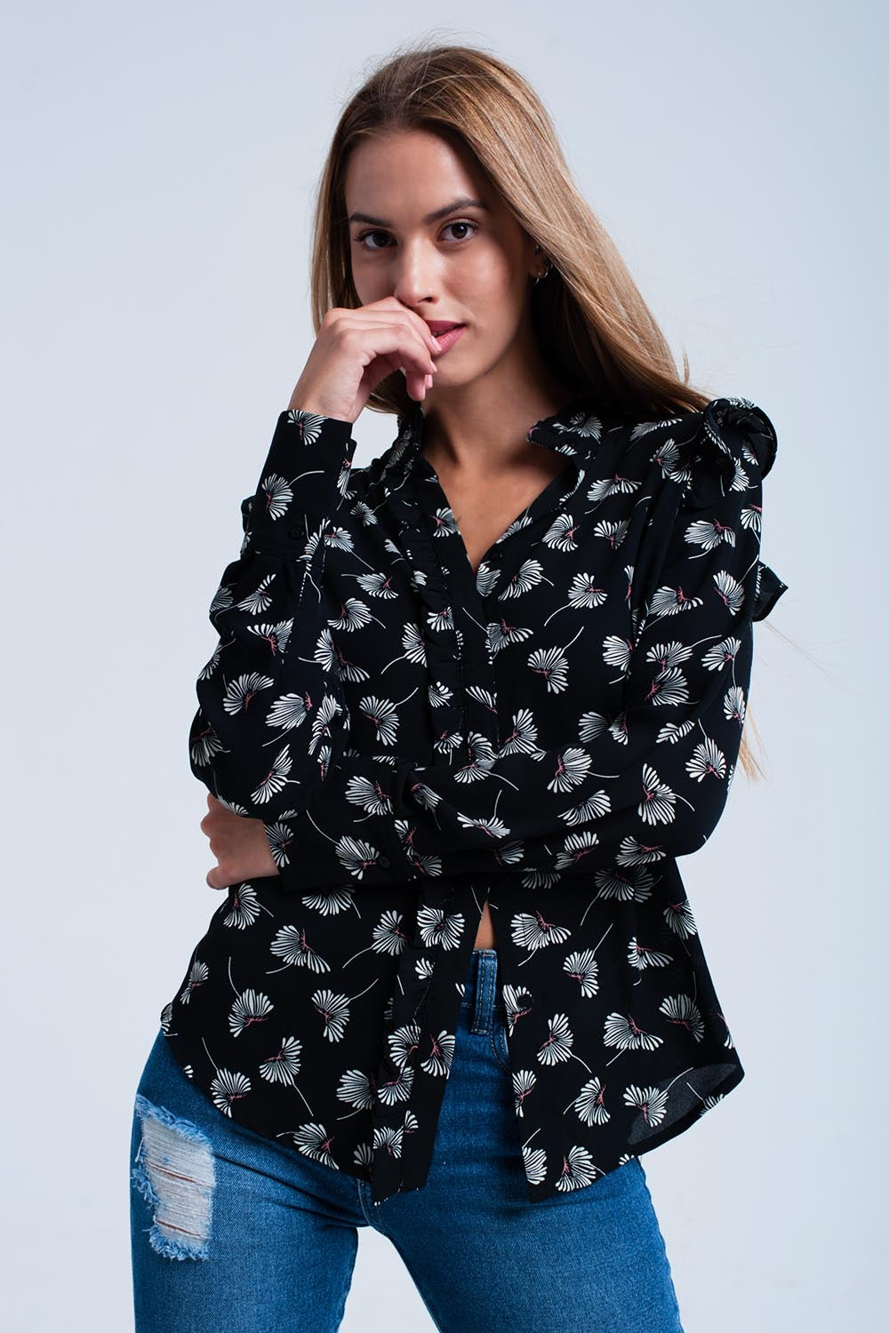 Camisa preta impressa floral