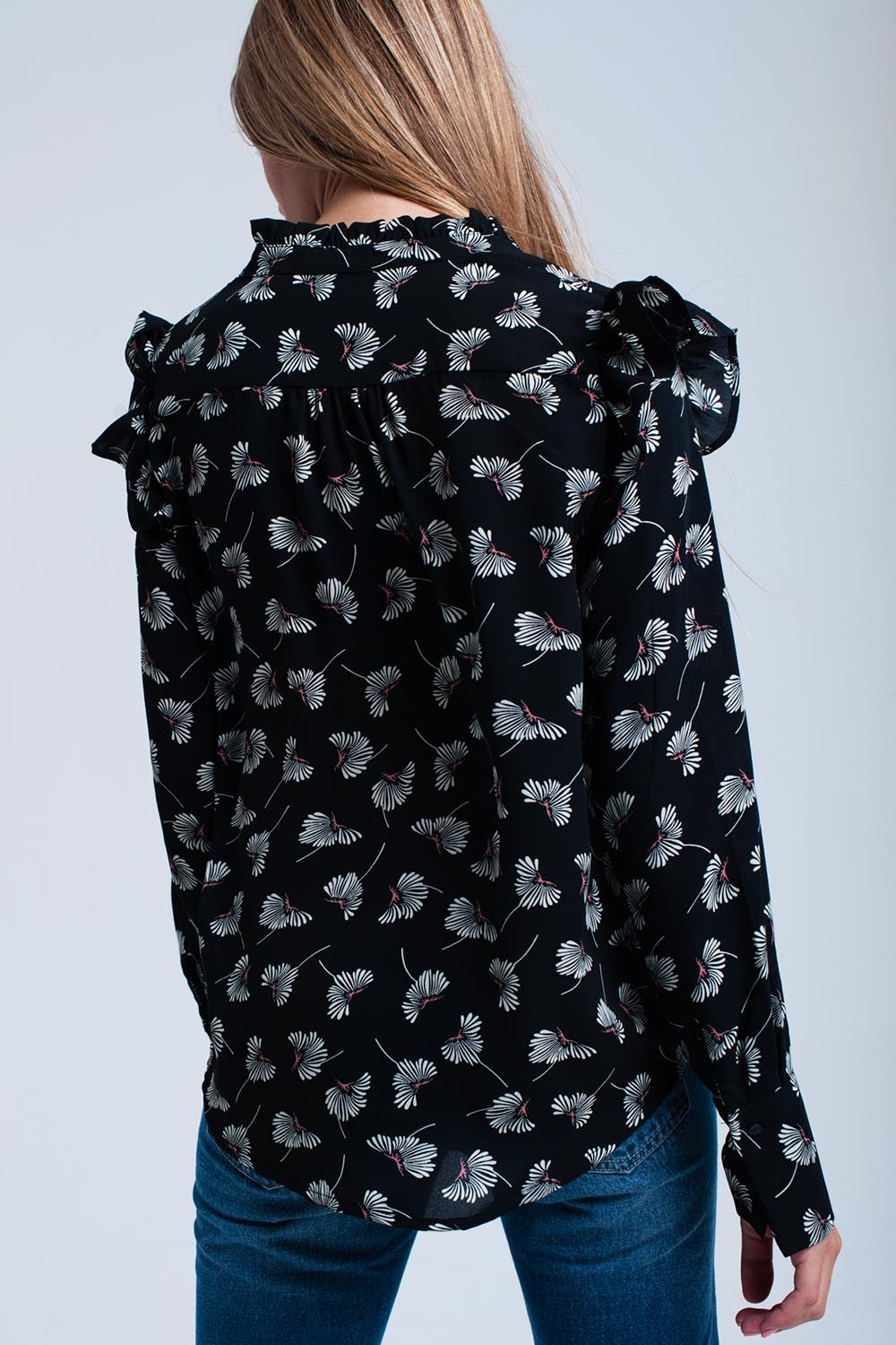 Camisa preta impressa floral