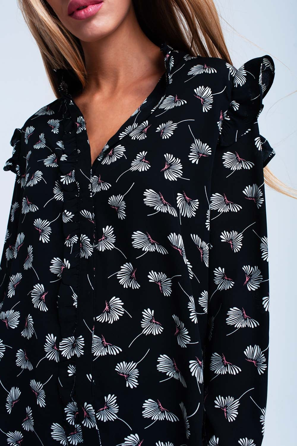 Camisa preta impressa floral