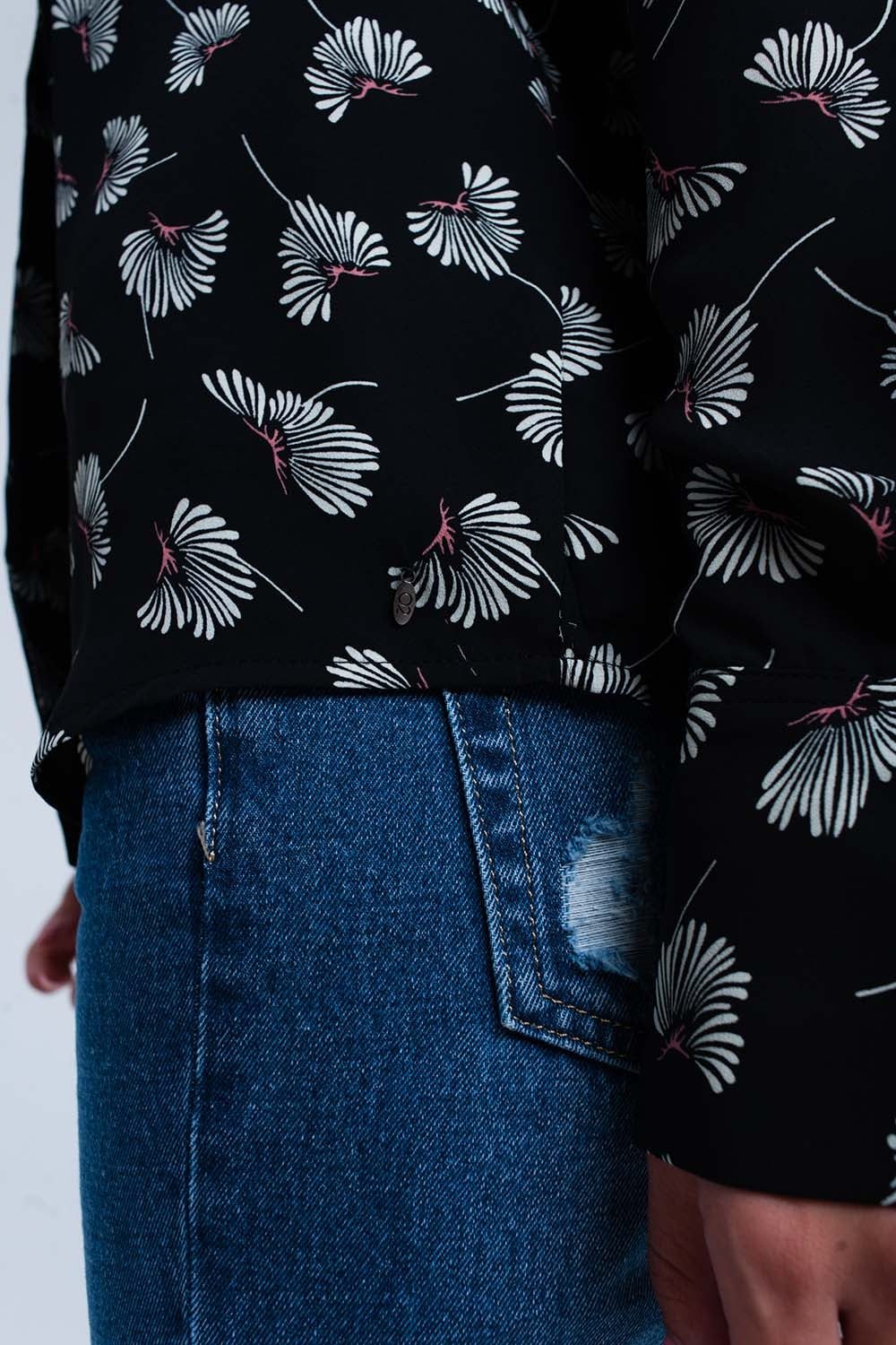 Camisa preta impressa floral
