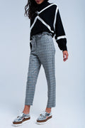 Calça cinza de padrão tartan