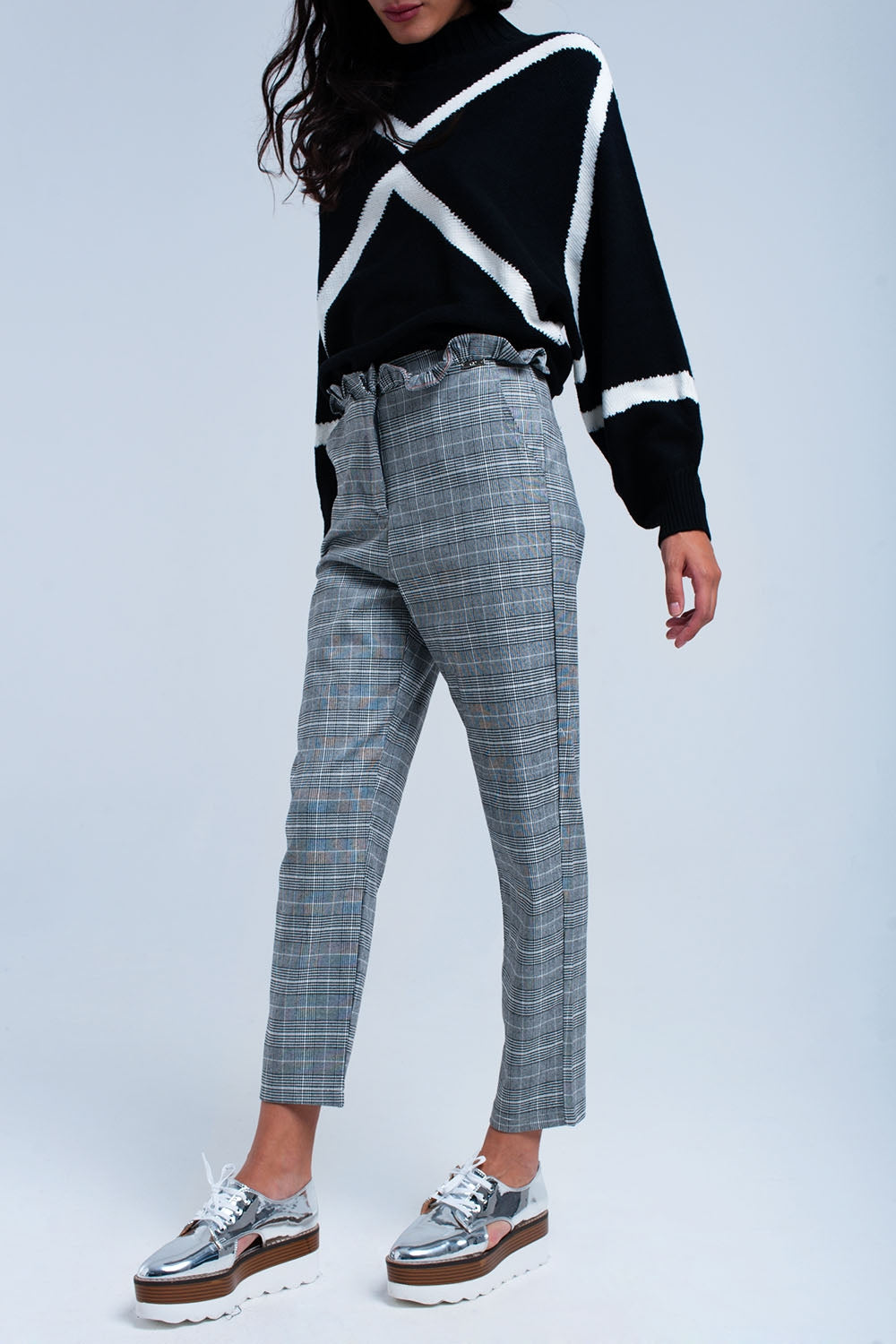 Calça cinza de padrão tartan