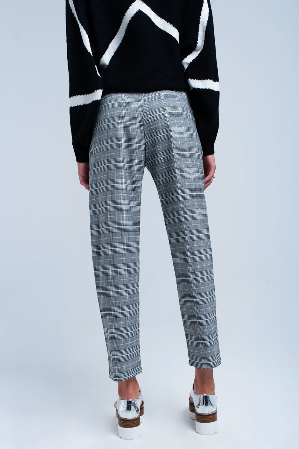 Calça cinza de padrão tartan