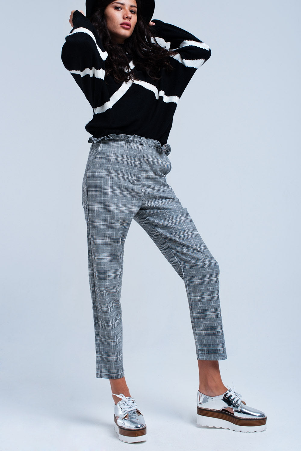 Calça cinza de padrão tartan